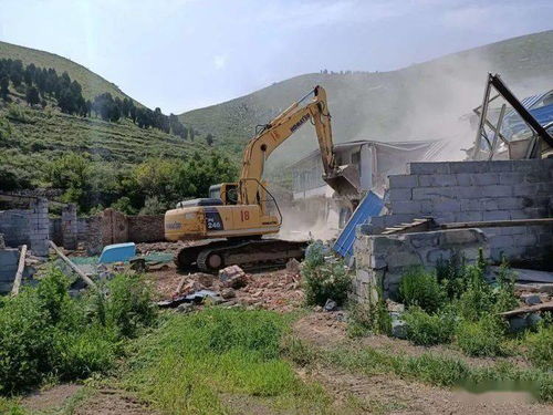 港沟街道城管服务中心对辖区违章建筑及山体恢复项目内的房屋进行集中清理